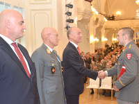 Bundesminister  Mag. Klug,  General Mag. Commenda und Mag. Kemperle gratulieren zur Sponsion und zur Beförderung zum Leutnant und Bachelor of Arts Military Leadership