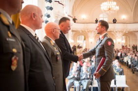 Der Bundesminister und der Chef des Generalstabes gratulieren den jüngsten Führungskräften des Bundesheeres ©ÖBH/Carina Karlovits