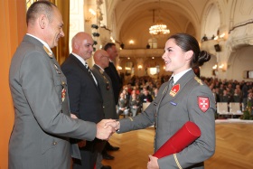 Der Akademiekommandant gratuliert Leutnant Isabella Laufenböck, BA ©ÖBH/Gerhard Hammler